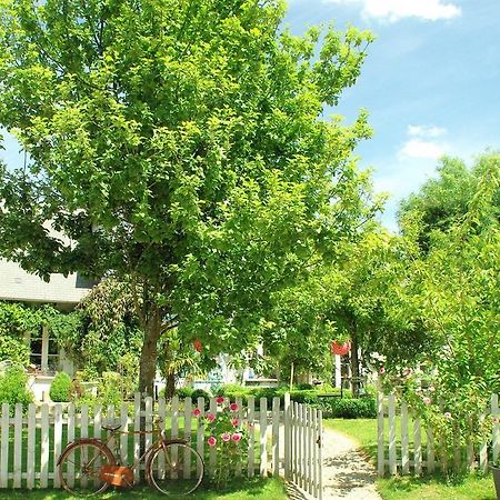 Bed and Breakfast Un Parfum De Violette Fourneville Екстер'єр фото